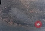 Standbild US-Flugzeuge strafing Ziele auf Okinawa Okinawa Ryukyu Inseln, 1945, aus Sekunde 4 historischem Filmmaterial Videoclip 65675040496
