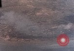 Standbild US-Flugzeuge strafing Ziele auf Okinawa Okinawa Ryukyu Inseln, 1945, aus Sekunde 7 historischem Filmmaterial Videoclip 65675040496