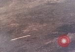 Standbild US-Flugzeuge strafing Ziele auf Okinawa Okinawa Ryukyu Inseln, 1945, aus Sekunde 13 historischem Filmmaterial Videoclip 65675040496