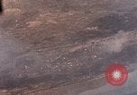 Standbild US-Flugzeuge strafing Ziele auf Okinawa Okinawa Ryukyu Inseln, 1945, aus Sekunde 15 historischem Filmmaterial Videoclip 65675040496
