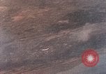 Standbild US-Flugzeuge strafing Ziele auf Okinawa Okinawa Ryukyu Inseln, 1945, aus Sekunde 16 historischem Filmmaterial Videoclip 65675040496