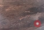 Standbild US-Flugzeuge strafing Ziele auf Okinawa Okinawa Ryukyu Inseln, 1945, aus Sekunde 17 historischem Filmmaterial Videoclip 65675040496