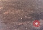 Standbild US-Flugzeuge strafing Ziele auf Okinawa Okinawa Ryukyu Inseln, 1945, aus Sekunde 20 historischem Filmmaterial Videoclip 65675040496