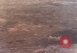 Standbild US-Flugzeuge strafing Ziele auf Okinawa Okinawa Ryukyu Inseln, 1945, aus Sekunde 21 historischem Filmmaterial Videoclip 65675040496