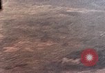 Standbild US-Flugzeuge strafing Ziele auf Okinawa Okinawa Ryukyu Inseln, 1945, aus Sekunde 22 historischem Filmmaterial Videoclip 65675040496