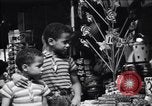 Immagine di Bronx meridionale negli anni '60 New York City USA, 1965, secondo 36 filmato di repertorio 65675040521