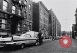 Standbild Einwohner der South Bronx South Bronx New York City USA, 1965, aus Sekunde 17 historischem Filmmaterial Videoclip 65675040522