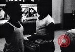 Standbild Nachtleben in South Bronx South Bronx New York City USA, 1965, aus Sekunde 13 historischem Filmmaterial Videoclip 65675040523