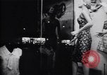Standbild Nachtleben in South Bronx South Bronx New York City USA, 1965, aus Sekunde 25 historischem Filmmaterial Videoclip 65675040523