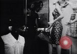 Standbild Nachtleben in South Bronx South Bronx New York City USA, 1965, aus Sekunde 26 historischem Filmmaterial Videoclip 65675040523