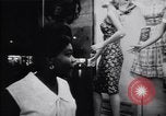 Standbild Nachtleben in South Bronx South Bronx New York City USA, 1965, aus Sekunde 27 historischem Filmmaterial Videoclip 65675040523