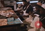 Standbild Handarbeiten und nähen Klasse Kingston Jamaika, 1972, aus Sekunde 4 historischem Filmmaterial Videoclip 65675040547