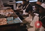 Standbild Handarbeiten und nähen Klasse Kingston Jamaika, 1972, aus Sekunde 5 historischem Filmmaterial Videoclip 65675040547