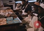 Standbild Handarbeiten und nähen Klasse Kingston Jamaika, 1972, aus Sekunde 6 historischem Filmmaterial Videoclip 65675040547