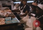 Standbild Handarbeiten und nähen Klasse Kingston Jamaika, 1972, aus Sekunde 7 historischem Filmmaterial Videoclip 65675040547