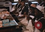 Standbild Handarbeiten und nähen Klasse Kingston Jamaika, 1972, aus Sekunde 8 historischem Filmmaterial Videoclip 65675040547