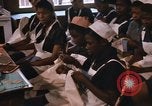 Standbild Handarbeiten und nähen Klasse Kingston Jamaika, 1972, aus Sekunde 9 historischem Filmmaterial Videoclip 65675040547