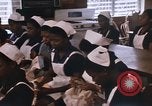 Standbild Handarbeiten und nähen Klasse Kingston Jamaika, 1972, aus Sekunde 11 historischem Filmmaterial Videoclip 65675040547
