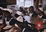 Standbild Handarbeiten und nähen Klasse Kingston Jamaika, 1972, aus Sekunde 12 historischem Filmmaterial Videoclip 65675040547