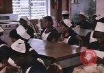 Standbild Handarbeiten und nähen Klasse Kingston Jamaika, 1972, aus Sekunde 13 historischem Filmmaterial Videoclip 65675040547