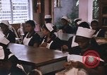 Standbild Handarbeiten und nähen Klasse Kingston Jamaika, 1972, aus Sekunde 14 historischem Filmmaterial Videoclip 65675040547