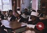 Standbild Handarbeiten und nähen Klasse Kingston Jamaika, 1972, aus Sekunde 15 historischem Filmmaterial Videoclip 65675040547