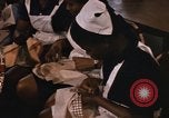 Standbild Handarbeiten und nähen Klasse Kingston Jamaika, 1972, aus Sekunde 16 historischem Filmmaterial Videoclip 65675040547