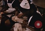Standbild Handarbeiten und nähen Klasse Kingston Jamaika, 1972, aus Sekunde 17 historischem Filmmaterial Videoclip 65675040547