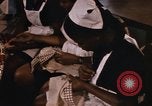 Standbild Handarbeiten und nähen Klasse Kingston Jamaika, 1972, aus Sekunde 19 historischem Filmmaterial Videoclip 65675040547