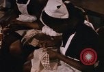 Standbild Handarbeiten und nähen Klasse Kingston Jamaika, 1972, aus Sekunde 21 historischem Filmmaterial Videoclip 65675040547