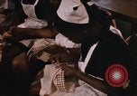 Standbild Handarbeiten und nähen Klasse Kingston Jamaika, 1972, aus Sekunde 23 historischem Filmmaterial Videoclip 65675040547