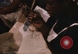 Standbild Handarbeiten und nähen Klasse Kingston Jamaika, 1972, aus Sekunde 25 historischem Filmmaterial Videoclip 65675040547