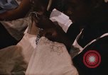 Standbild Handarbeiten und nähen Klasse Kingston Jamaika, 1972, aus Sekunde 27 historischem Filmmaterial Videoclip 65675040547