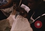 Standbild Handarbeiten und nähen Klasse Kingston Jamaika, 1972, aus Sekunde 28 historischem Filmmaterial Videoclip 65675040547