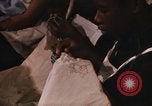 Standbild Handarbeiten und nähen Klasse Kingston Jamaika, 1972, aus Sekunde 29 historischem Filmmaterial Videoclip 65675040547
