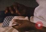 Standbild Handarbeiten und nähen Klasse Kingston Jamaika, 1972, aus Sekunde 36 historischem Filmmaterial Videoclip 65675040547