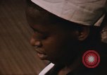 Standbild Handarbeiten und nähen Klasse Kingston Jamaika, 1972, aus Sekunde 42 historischem Filmmaterial Videoclip 65675040547