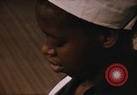 Standbild Handarbeiten und nähen Klasse Kingston Jamaika, 1972, aus Sekunde 43 historischem Filmmaterial Videoclip 65675040547