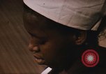 Standbild Handarbeiten und nähen Klasse Kingston Jamaika, 1972, aus Sekunde 45 historischem Filmmaterial Videoclip 65675040547
