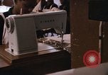 Standbild Handarbeiten und nähen Klasse Kingston Jamaika, 1972, aus Sekunde 46 historischem Filmmaterial Videoclip 65675040547