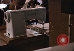 Standbild Handarbeiten und nähen Klasse Kingston Jamaika, 1972, aus Sekunde 47 historischem Filmmaterial Videoclip 65675040547