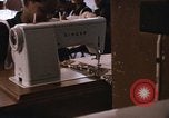 Standbild Handarbeiten und nähen Klasse Kingston Jamaika, 1972, aus Sekunde 48 historischem Filmmaterial Videoclip 65675040547