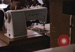 Standbild Handarbeiten und nähen Klasse Kingston Jamaika, 1972, aus Sekunde 49 historischem Filmmaterial Videoclip 65675040547
