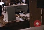 Standbild Handarbeiten und nähen Klasse Kingston Jamaika, 1972, aus Sekunde 50 historischem Filmmaterial Videoclip 65675040547