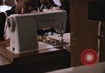 Standbild Handarbeiten und nähen Klasse Kingston Jamaika, 1972, aus Sekunde 51 historischem Filmmaterial Videoclip 65675040547
