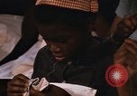 Standbild Handarbeiten und nähen Klasse Kingston Jamaika, 1972, aus Sekunde 52 historischem Filmmaterial Videoclip 65675040547