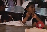 Standbild Handarbeiten und nähen Klasse Kingston Jamaika, 1972, aus Sekunde 55 historischem Filmmaterial Videoclip 65675040547