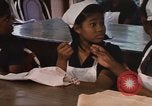 Standbild Handarbeiten und nähen Klasse Kingston Jamaika, 1972, aus Sekunde 56 historischem Filmmaterial Videoclip 65675040547