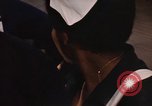 Standbild Handarbeiten und nähen Klasse Kingston Jamaika, 1972, aus Sekunde 58 historischem Filmmaterial Videoclip 65675040547