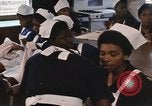 Standbild Handarbeiten und nähen Klasse Kingston Jamaika, 1972, aus Sekunde 61 historischem Filmmaterial Videoclip 65675040547